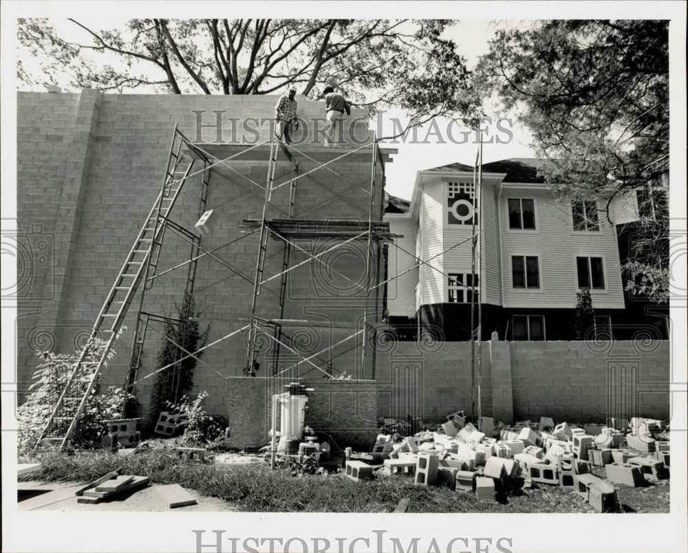 1985 Press Photo Workers tearing down the 30-foot Myers Park concrete fence