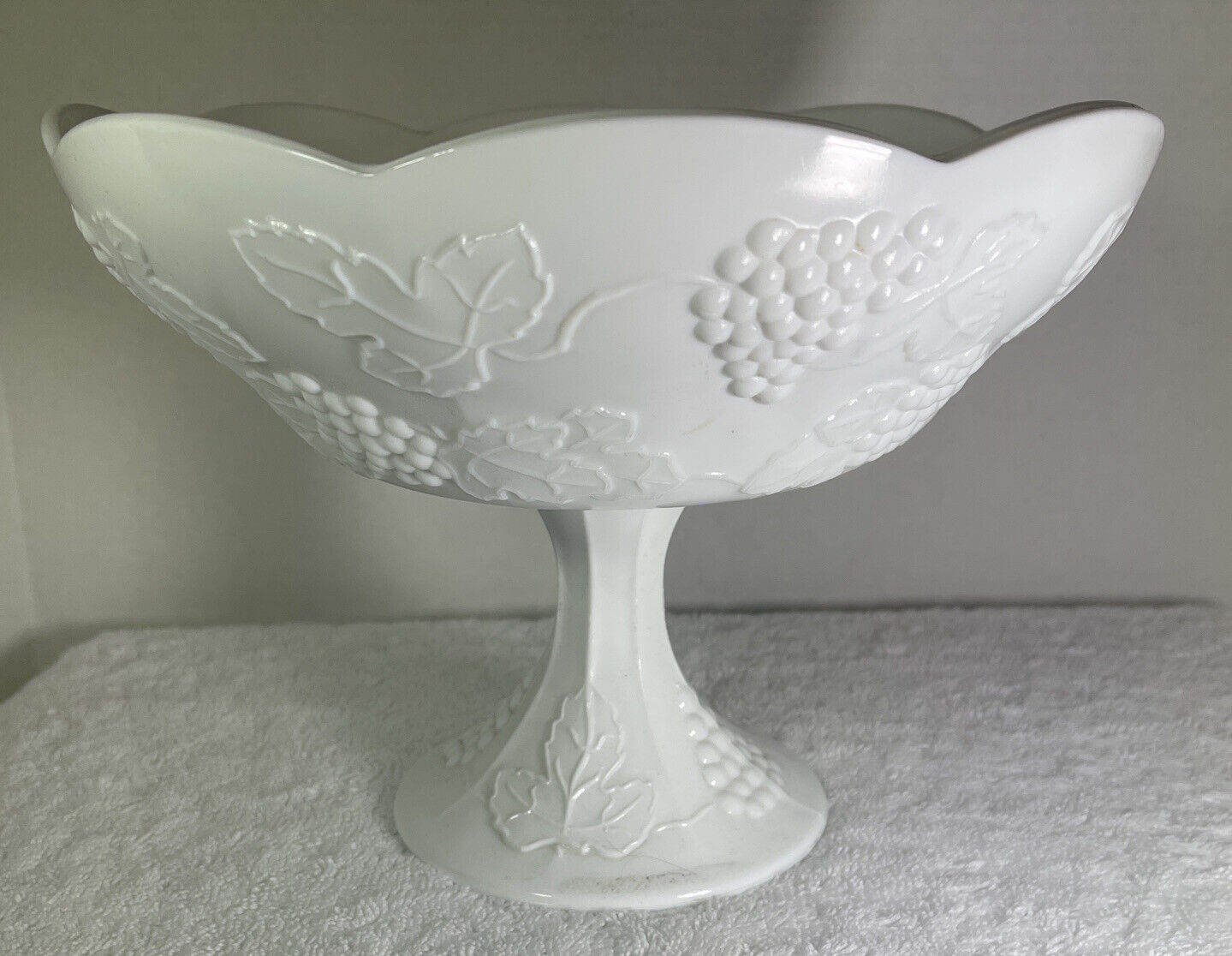 Vintage Centerpiece Harvest Milk Glass Pedestal Fruit Bowl w/ Leaves & Grapes