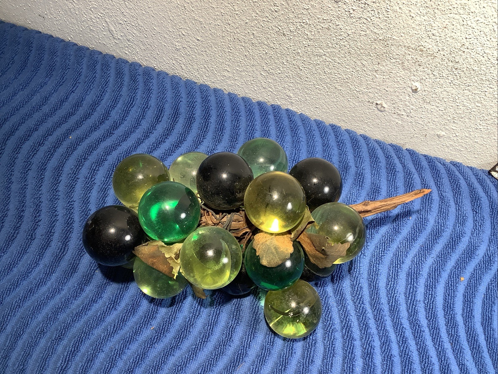 Vintage MCM, Greens, Black Lucite 1.5” Grape Cluster /w Leaves On Driftwood 10” Vintage MCM, Greens, Black Lucite 1.5” Grape Cluster /w Leaves On Driftwood 10”