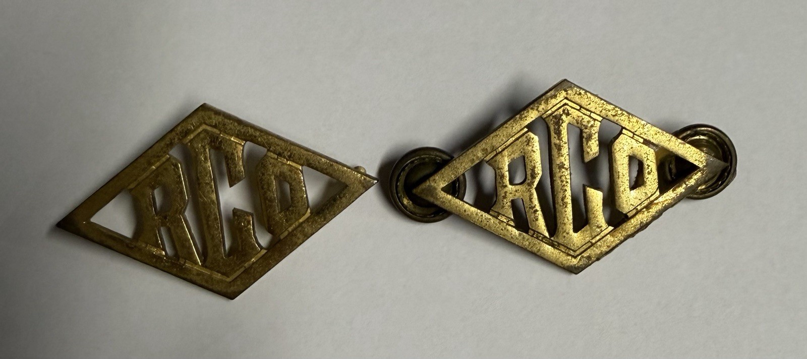 2 Gold Tone Vintage Reading Co Philadelphia Railroad Pins