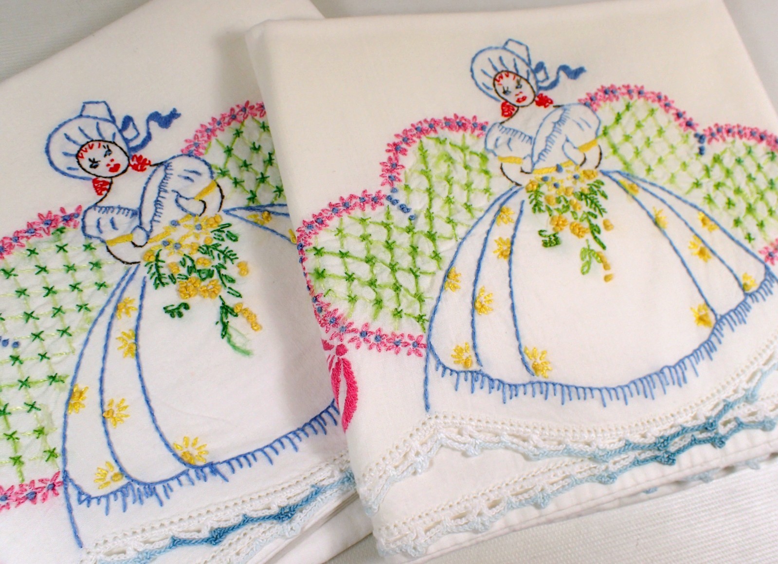 PAIR Vtg Hand Embroidered Southern Belle Heart Crochet Lace Trim Pillowcase Set