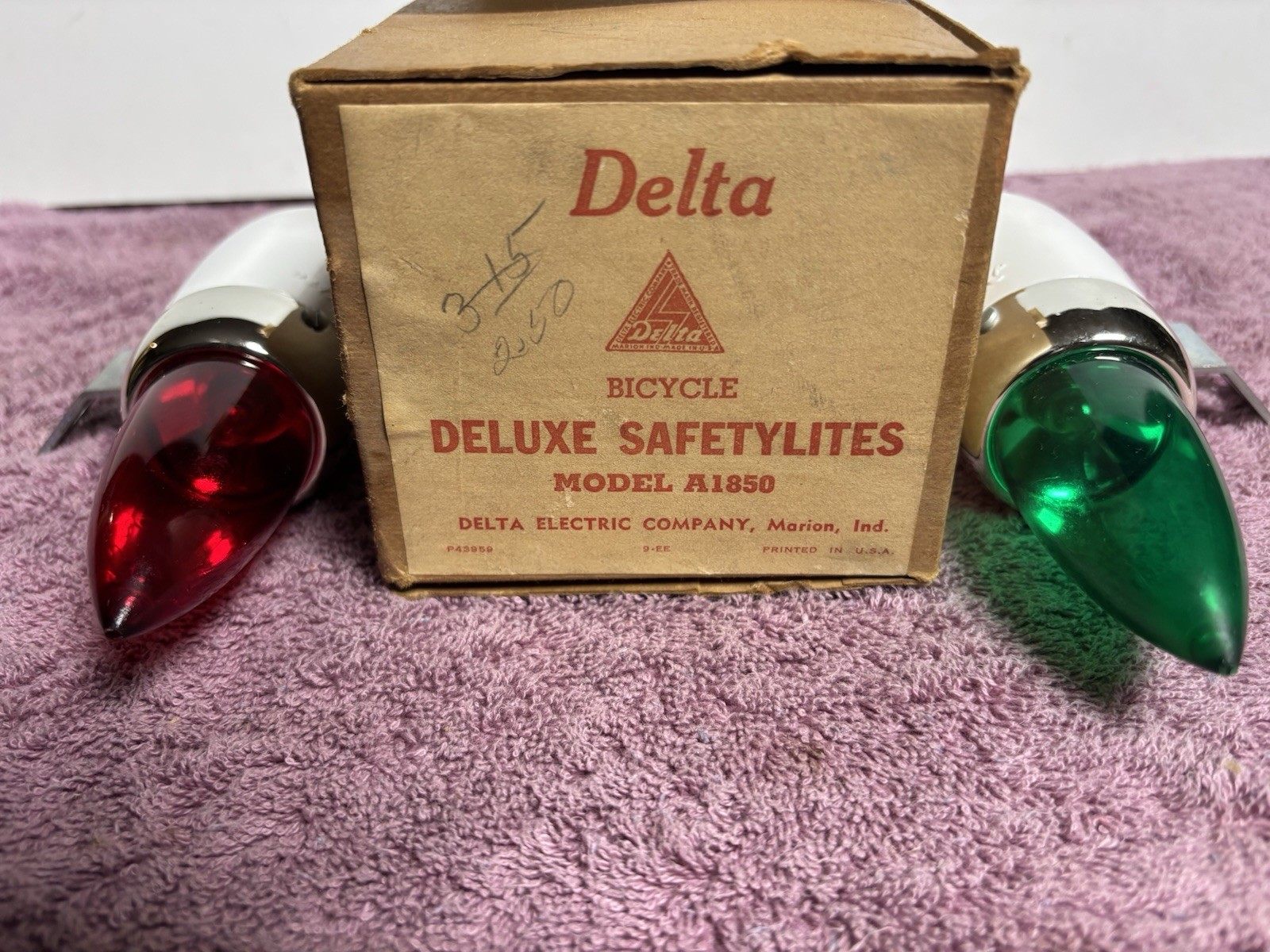 NOS 1950\'S DELTA BICYCLE REAR MOUNT DELUXE SAFETYLITES
