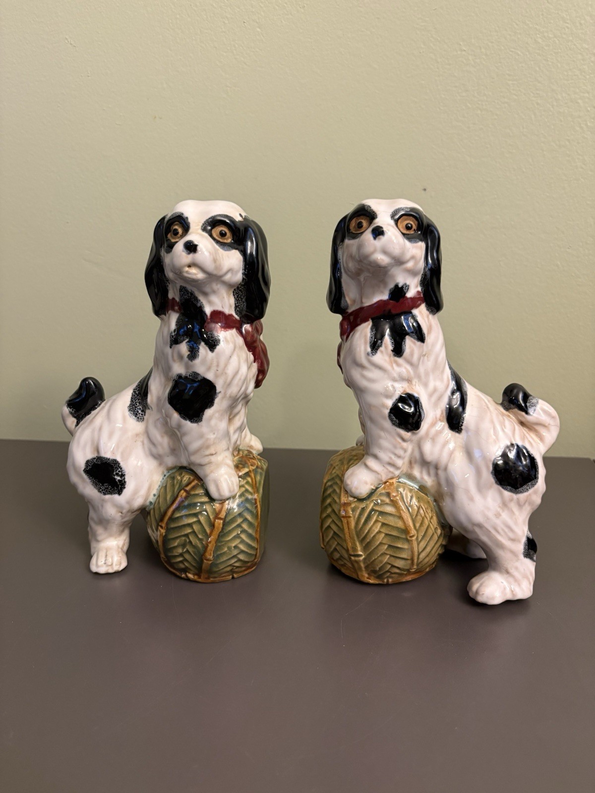 VTG PR King Charles Spaniels Staffordshire Style Majolica Dogs Figurines