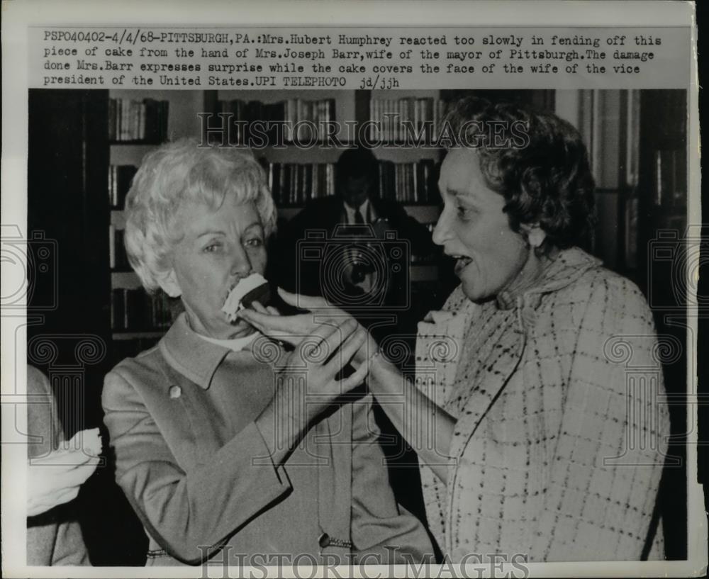 1968 Press Photo Muriel Humphrey Eats Cake with Beth Barr, Pittsburgh, PA