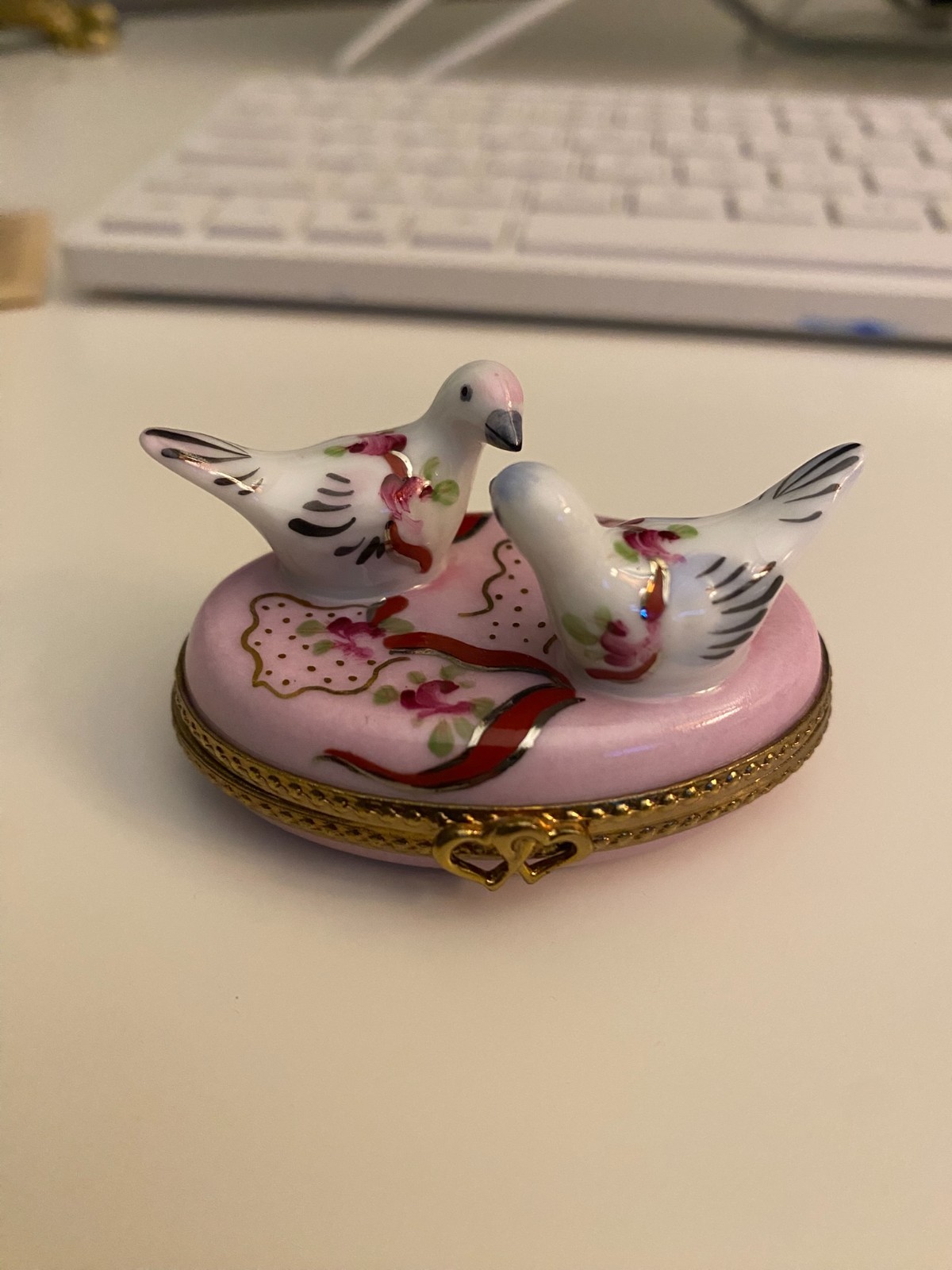 NOS MIB Limoges France Peint Main Porcelain Trinket Box Two Lovebirds Doves COA NOS MIB Limoges France Peint Main Porcelain Trinket Box Two Lovebirds Doves COA