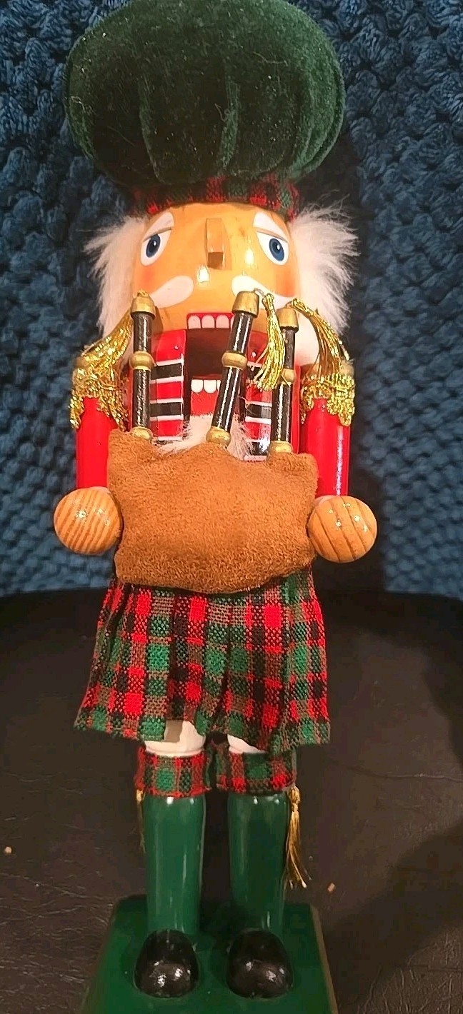 Vintage Scotsman Nutcracker W/Bagpipes 15 Vintage Scotsman Nutcracker W/Bagpipes 15