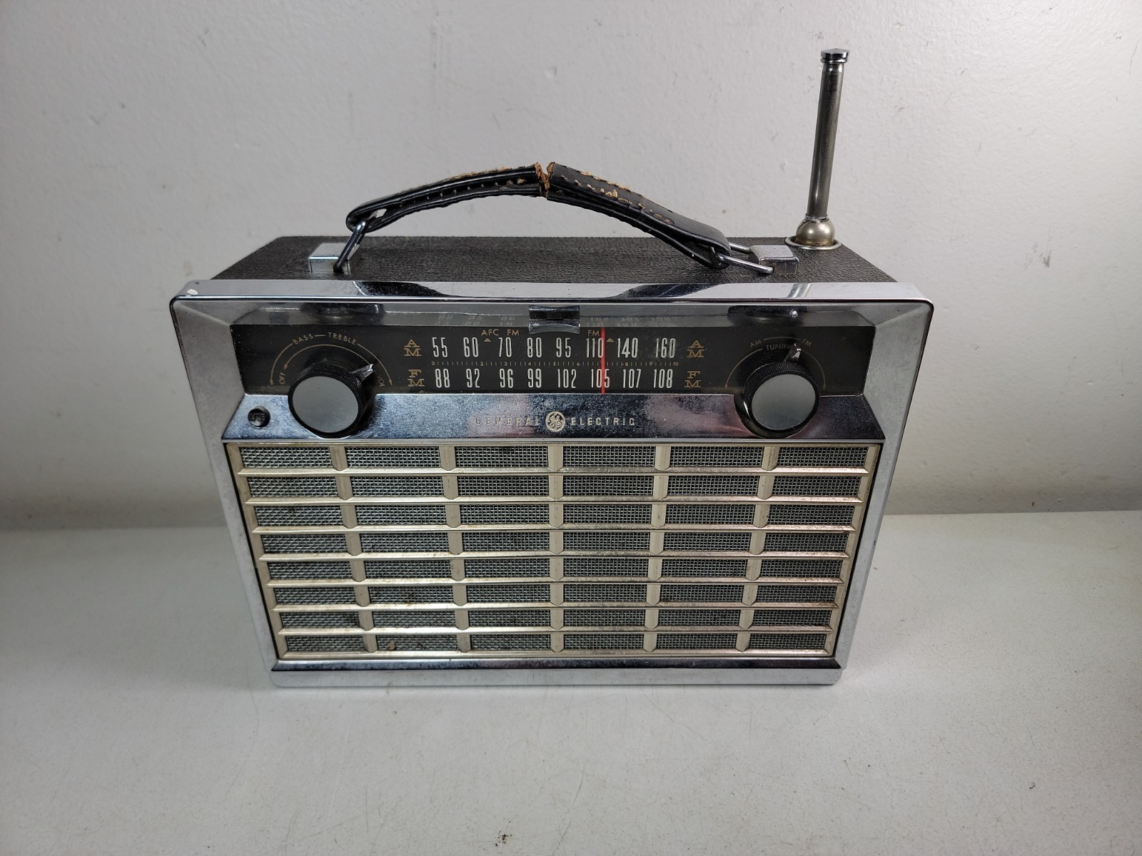 Vintage GE General Electric Model P856B Portable AM/FM Radio - Untested Vintage GE General Electric Model P856B Portable AM/FM Radio - Untested