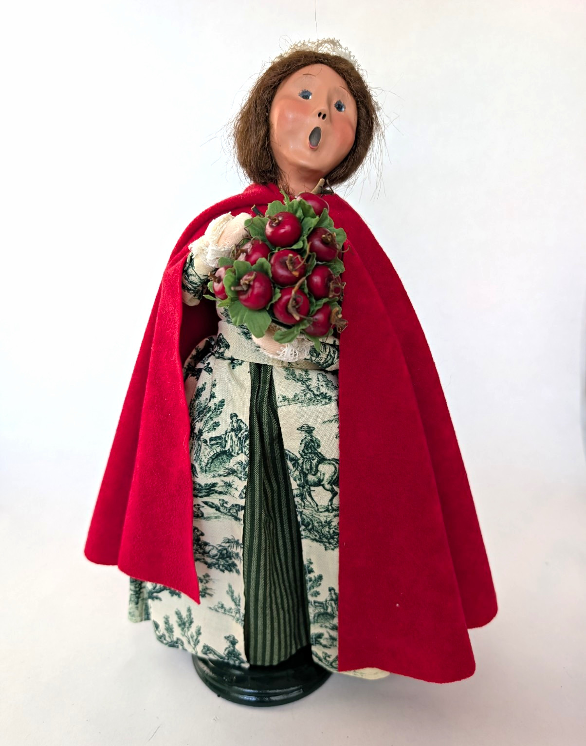 Byers Choice 2007 Williamsburg Woman Caroler Apples Red Cape Christmas Figurine