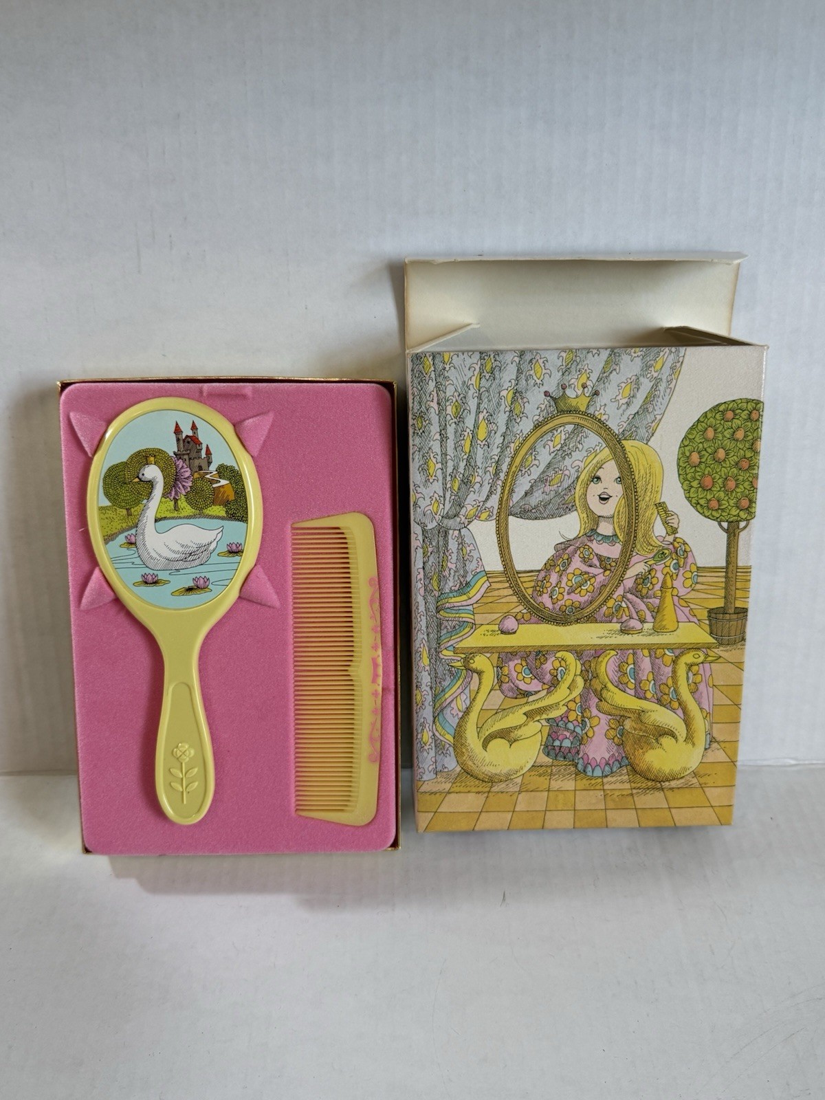 VINTAGE Avon Her Prettiness Brush & Comb Set 1969 NIB Great Condition VINTAGE Avon Her Prettiness Brush & Comb Set 1969 NIB Great Condition