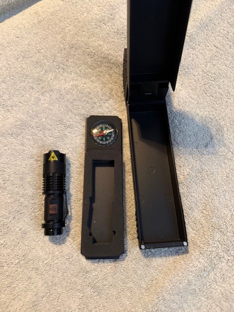 Davidoff Explorer 2020 Sliding Cover, Compass & Flashlight NIB Holds 1-2 Cigars Davidoff Explorer 2020 Sliding Cover, Compass & Flashlight NIB Holds 1-2 Cigars