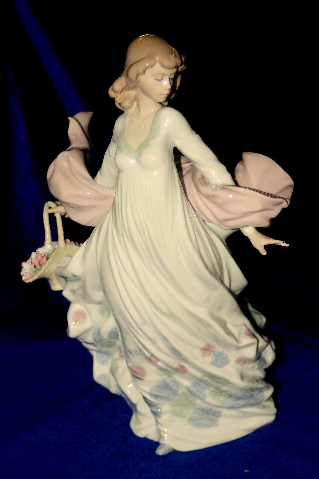 Lladro ^^^Springtime Splendor^^^ Girl - great