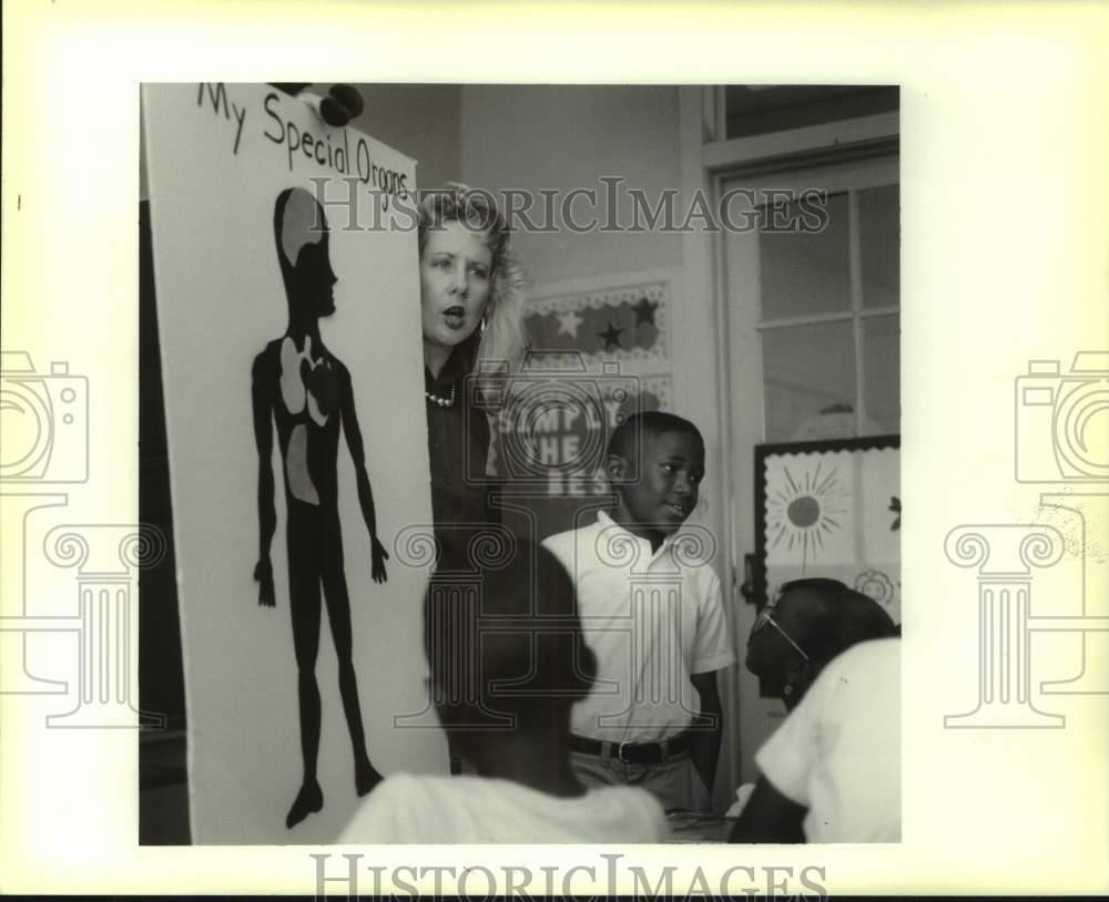 1994 Press Photo Lori Williams speaks to New Orleans Students, Drug Prevention