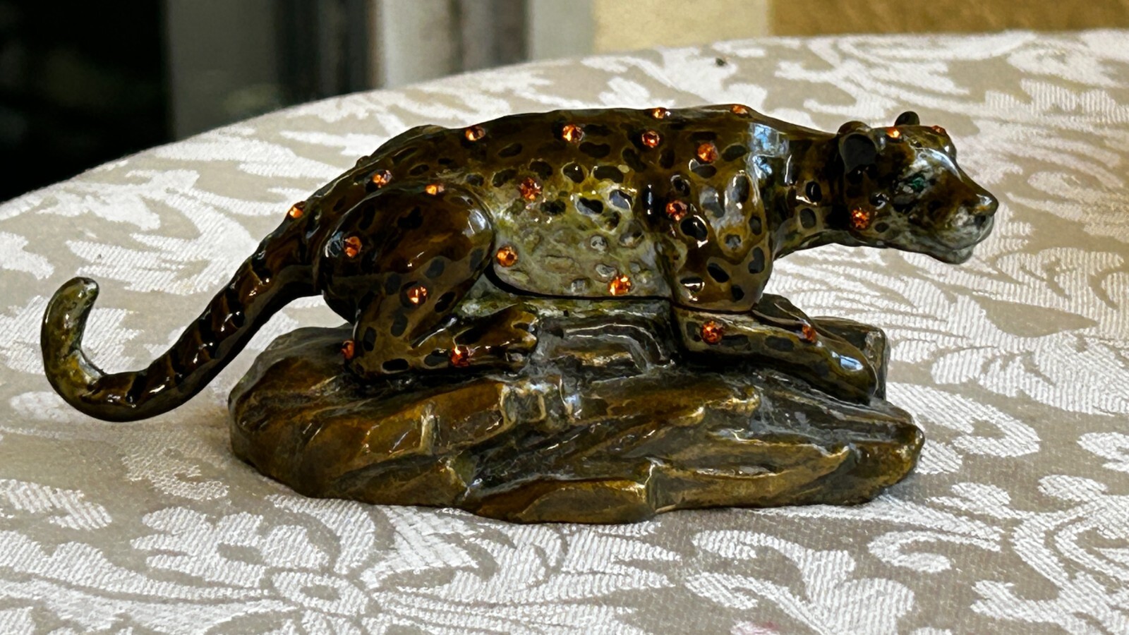 RUCINNI ENAMELED LEOPARD TRINKET BOX WITH AMBER AND GREEN SWAROVSKI CRYSTALS VTG RUCINNI ENAMELED LEOPARD TRINKET BOX WITH AMBER AND GREEN SWAROVSKI CRYSTALS VTG