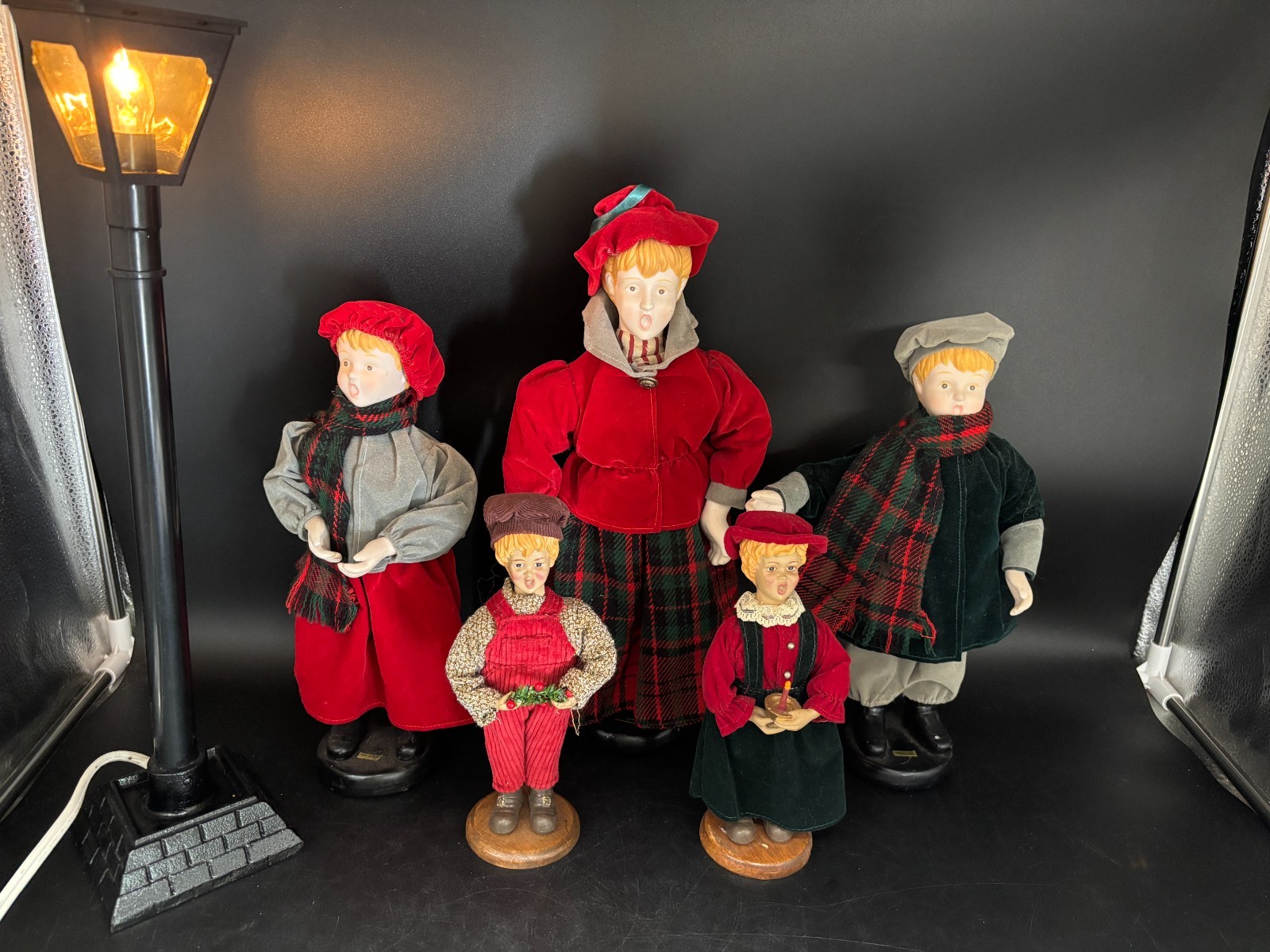 Lot of 5 ~ Byers Choice Carolers w/Street Lamp