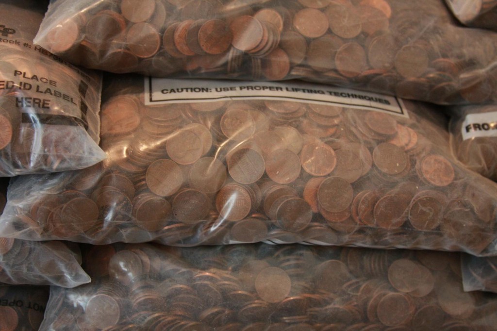 9 Pounds _ U.S. Copper pennies. With Wheats 1909-1982. Approx 1300 Pennies 9 Pounds _ U.S. Copper pennies. With Wheats 1909-1982. Approx 1300 Pennies