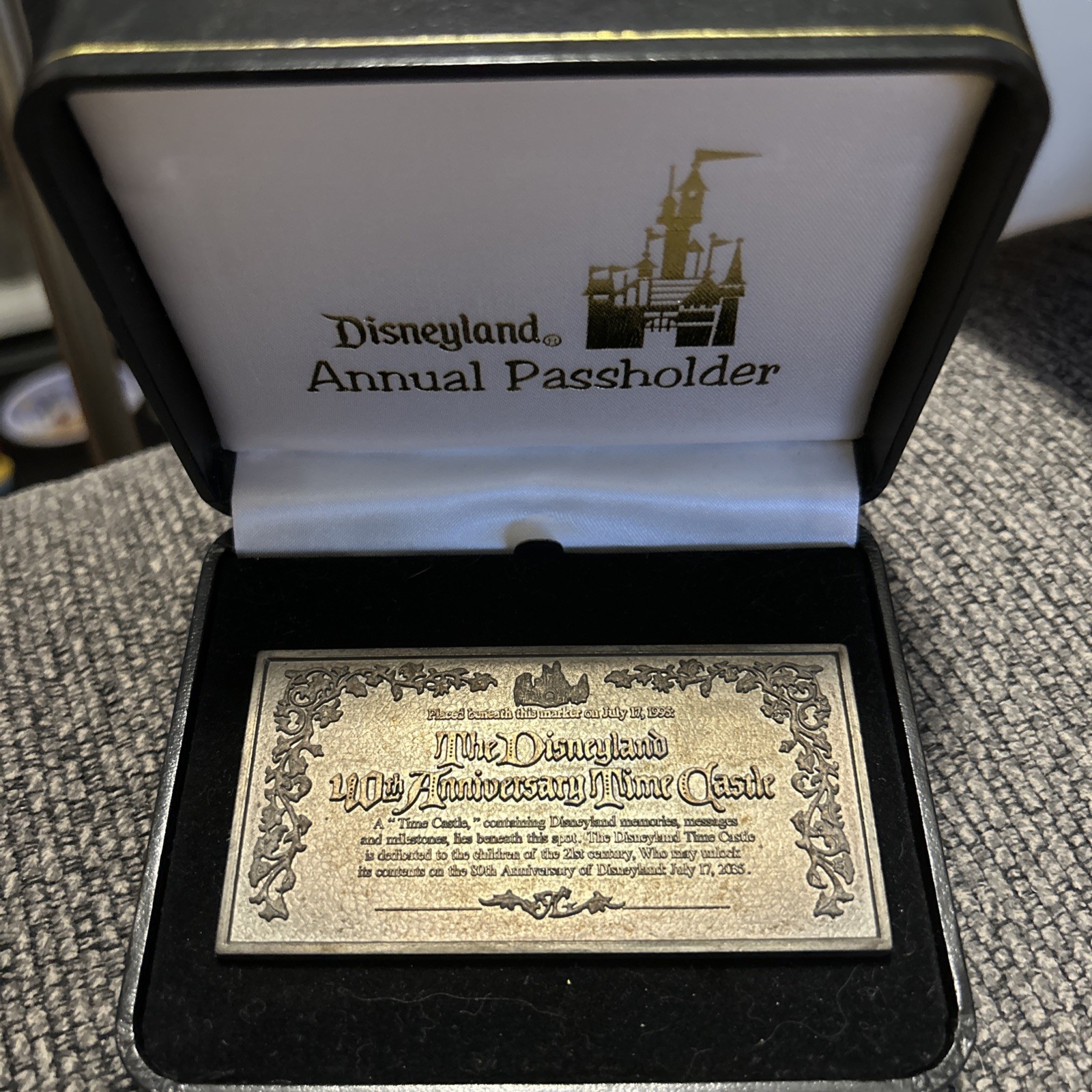 Disneyland 40th Anniversary LE Annual Passholder Time Castle Pin in original box