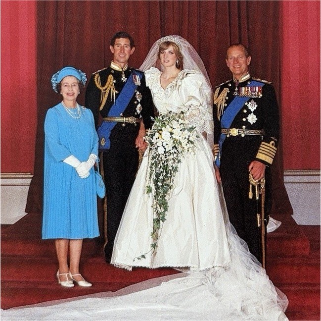 Signed Royal Family Christmas/New Year Folded Photo Greeting Card 18x13cm