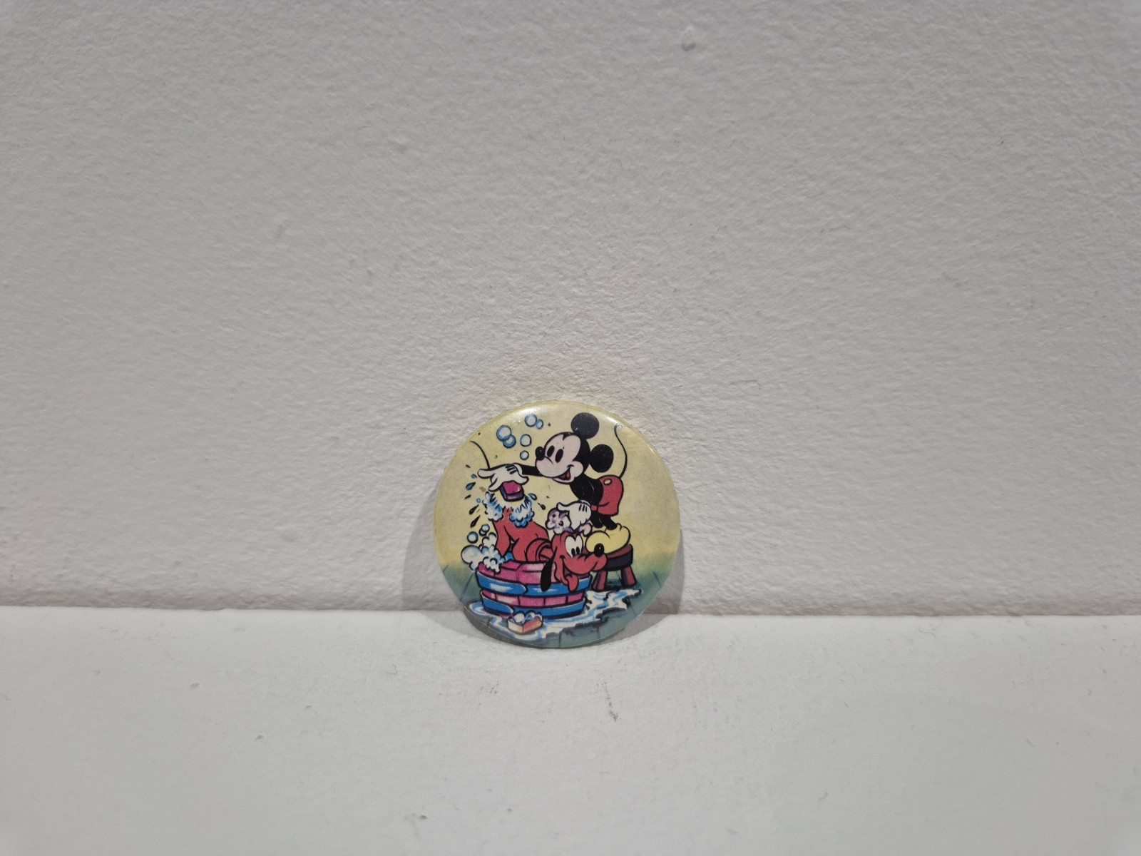 Vintage 1980s Disney Mickey Mouse Giving Pluto a Bath Pin Badge (25mm) Vintage 1980s Disney Mickey Mouse Giving Pluto a Bath Pin Badge (25mm)