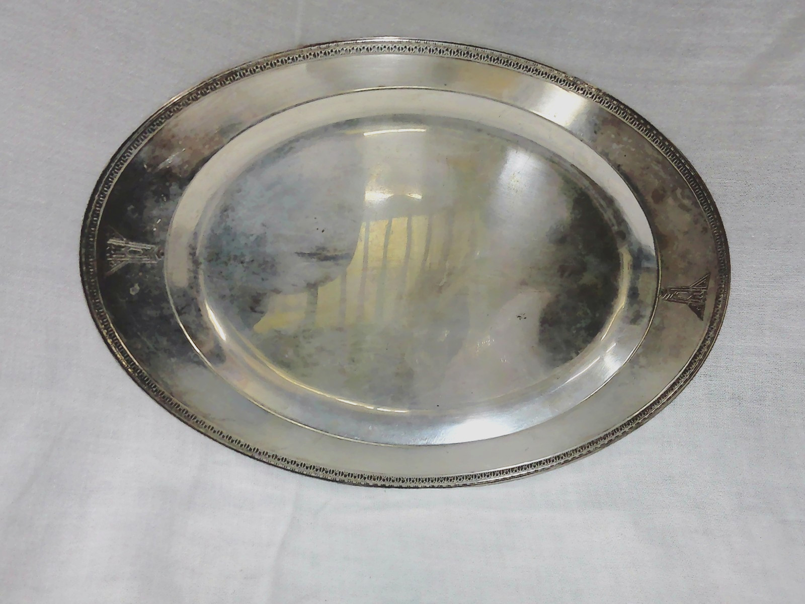 Vintage 1932 Oneida Tudor Medality Oval Serving Tray Platter 15\