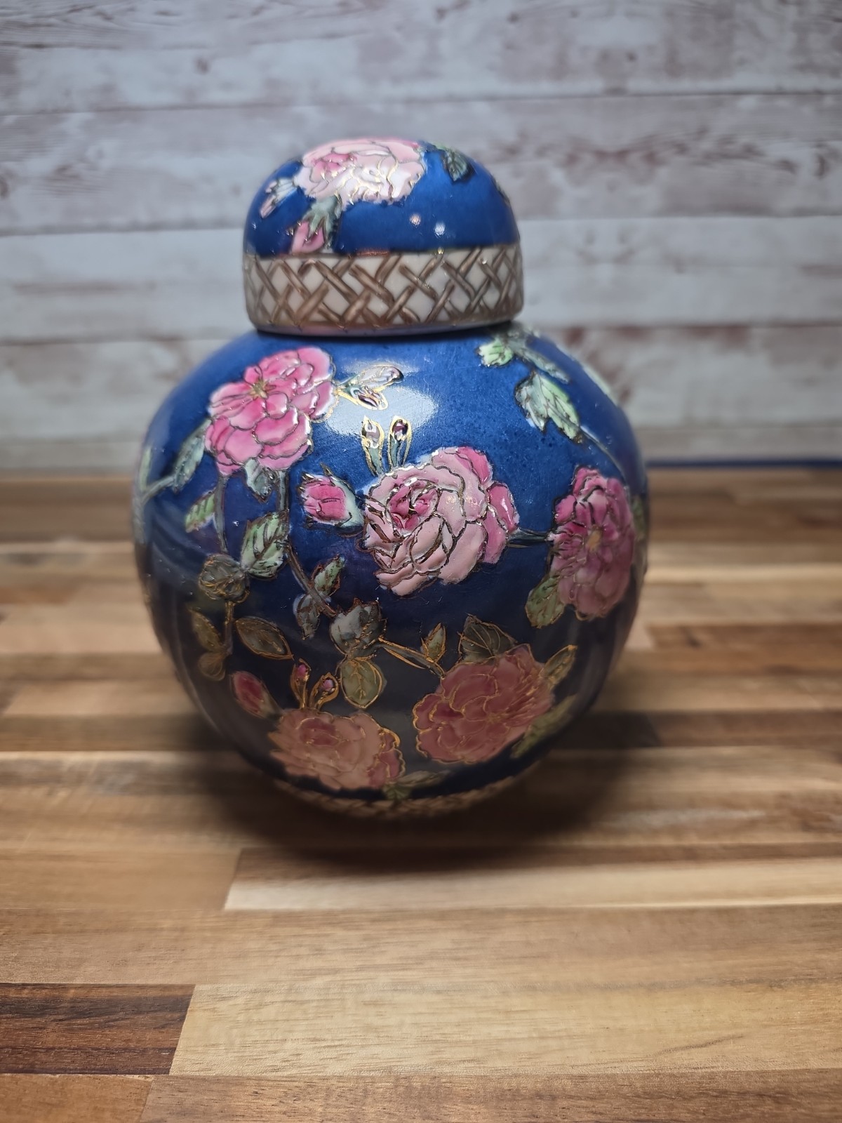 Vintage Blue with Pink Flowers Ginger Jar with Lid From China. Excellent Cond Vintage Blue with Pink Flowers Ginger Jar with Lid From China. Excellent Cond