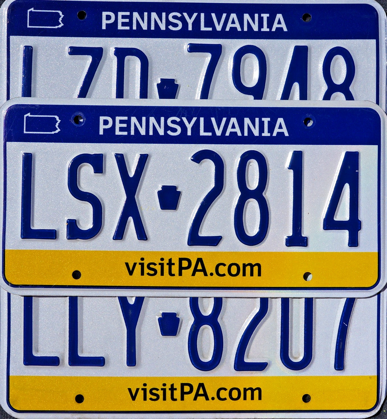 One PENNSYLVANIA LICENSE PLATE Random # Blue Letters Yellow Band License Plates