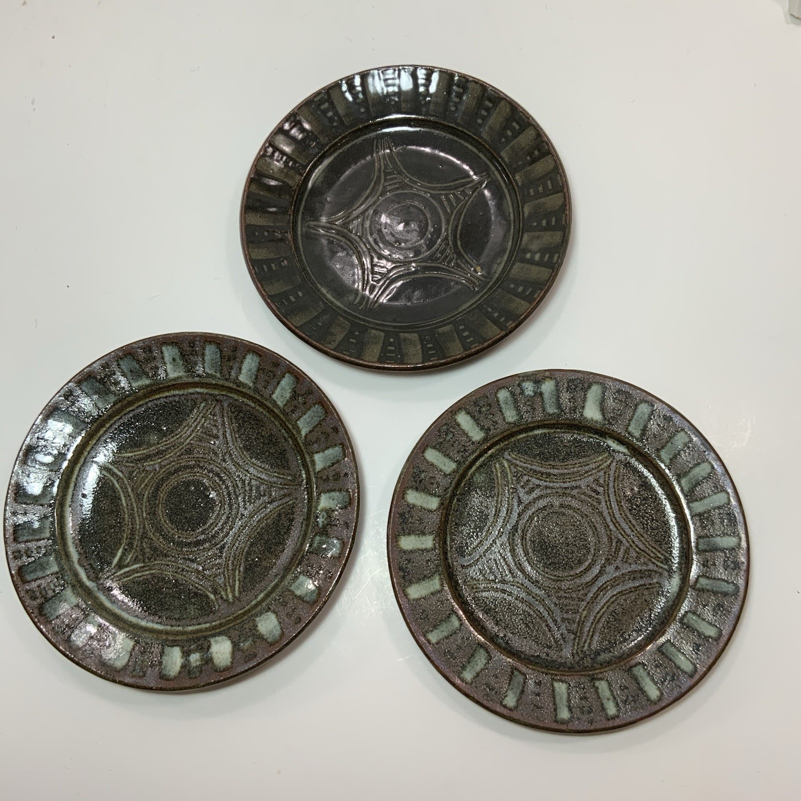 3 Vintage Abuja School Earthenware plate,Nigeria Africa 20th c Glazes Varying 3 Vintage Abuja School Earthenware plate,Nigeria Africa 20th c Glazes Varying