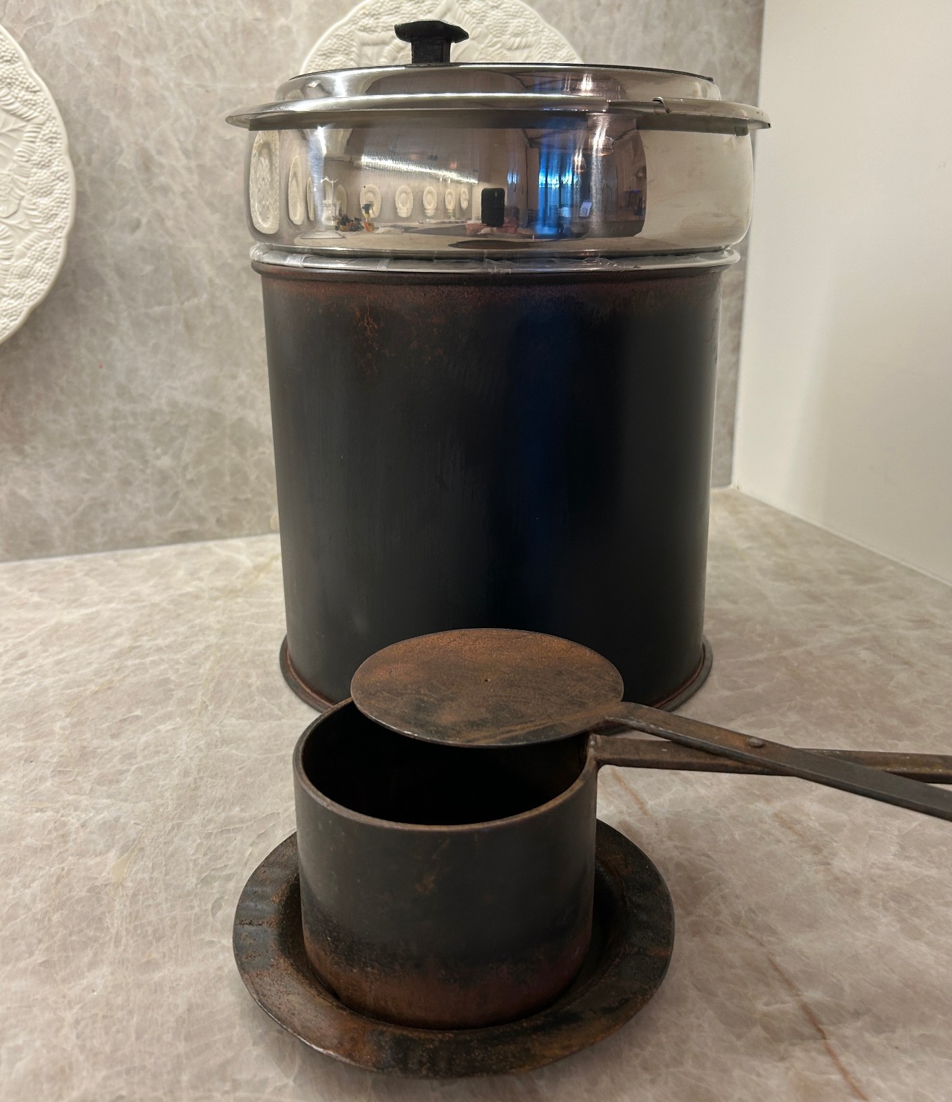 Jan Barboglio Chili/Soup/Hinged lid/7720-SM finish/MISSING FOOTED BASE