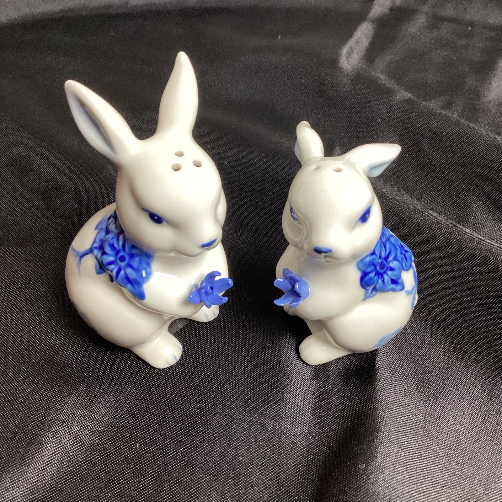 Cosmos Gifts White Ceramic Blue Floral Bunny Salt and Pepper Shaker Set NIB Cosmos Gifts White Ceramic Blue Floral Bunny Salt and Pepper Shaker Set NIB