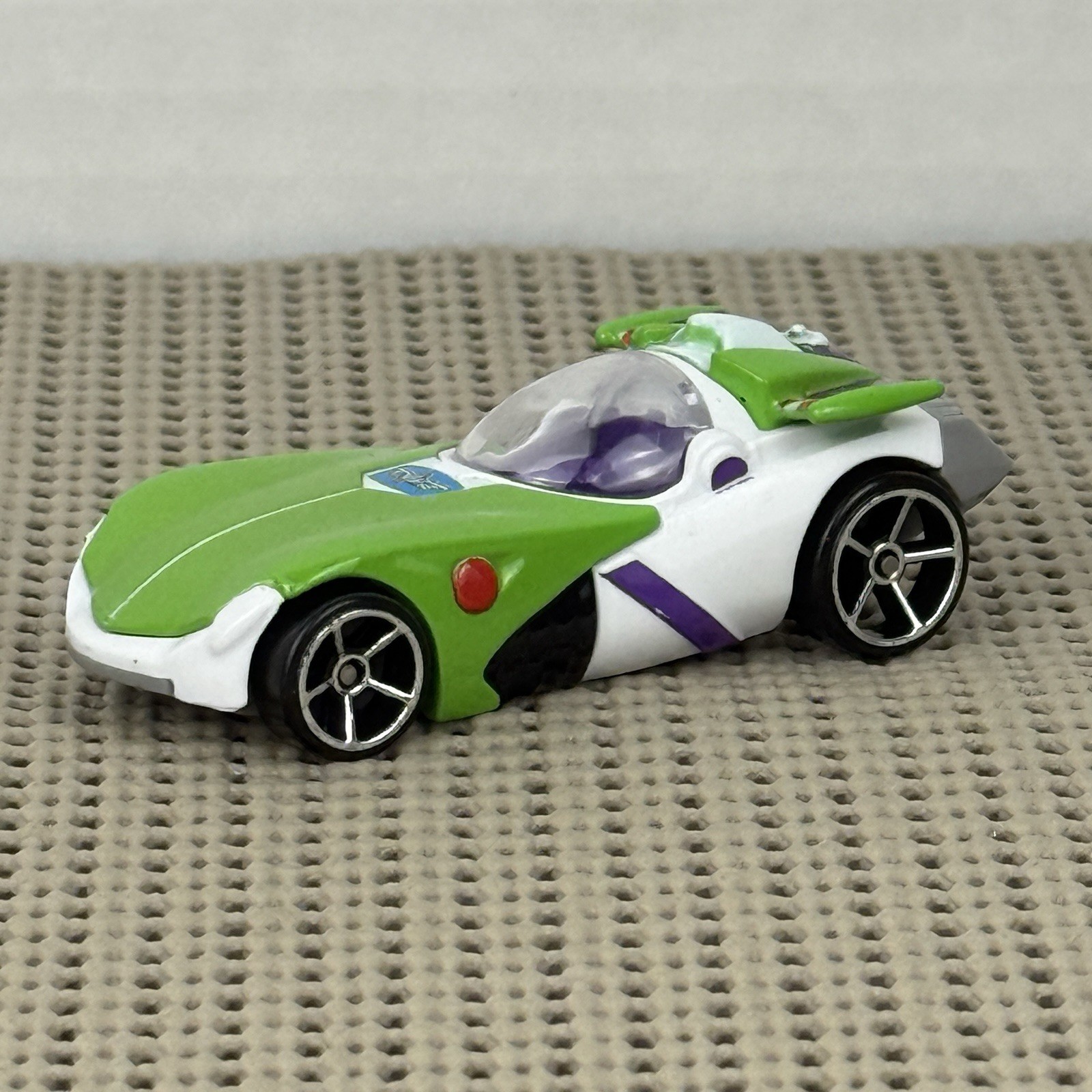 Vintage 2018 Hot Wheels Buzz Lightyear Disney Pixar Character 1:64 Diecast Car Vintage 2018 Hot Wheels Buzz Lightyear Disney Pixar Character 1:64 Diecast Car