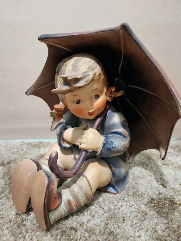 Vintage M.I. Hummel / Goebel “Umbrella Girl” – HUM 152/B – Large 8