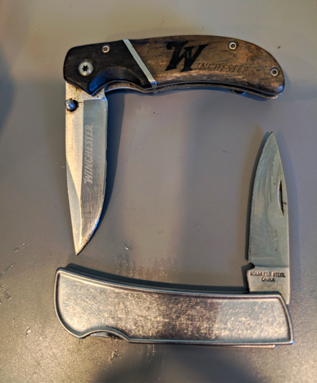 Winchester Vintage 2002 Wood Handle Clip Point SS Liner Lock Pocketknife + Bonus Winchester Vintage 2002 Wood Handle Clip Point SS Liner Lock Pocketknife + Bonus