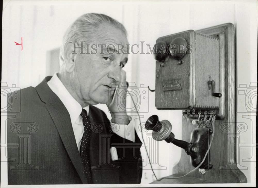 1969 Press Photo Lyndon Johnson used old-fashioned telephone on the LBJ Ranch