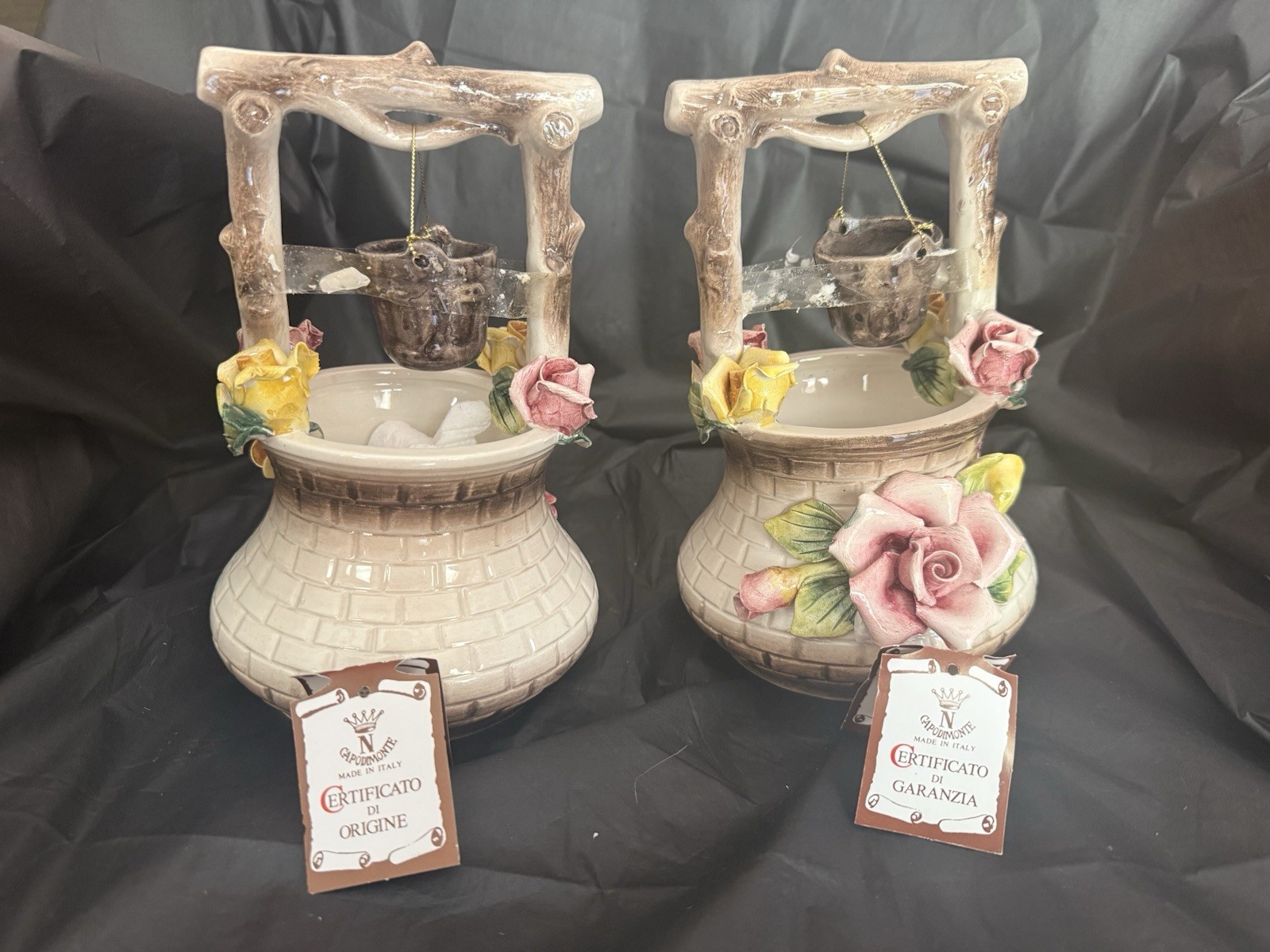 Genuine Capodimonte Italian Porcelain Wishing Well. 2 pieces. Genuine Capodimonte Italian Porcelain Wishing Well. 2 pieces.