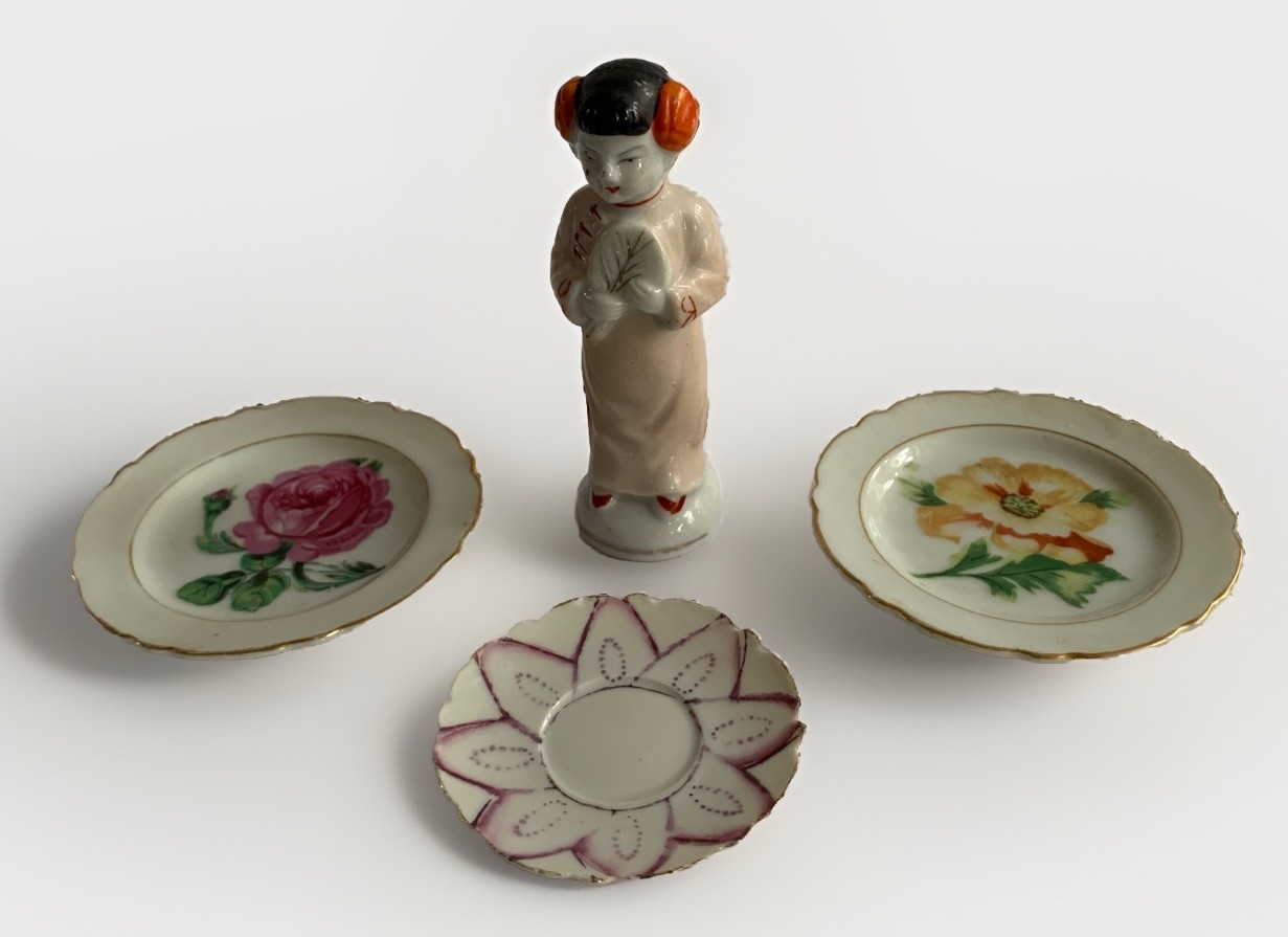 VTG Girl Figurine  Miniature Porcelain Plate Gold Rim Flower Japan Lot Of 4 READ