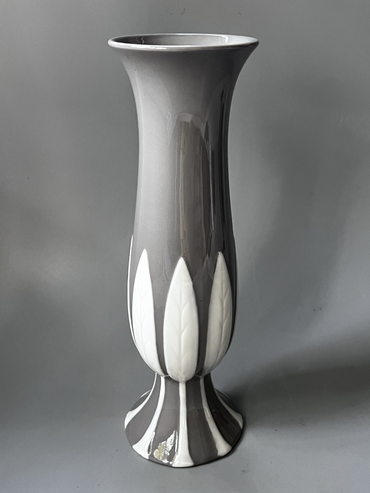 Vtg Lenox Porcelain Gray White Raised Leaf Tulip Trumpet Bud Vase Mark 390 USA Vtg Lenox Porcelain Gray White Raised Leaf Tulip Trumpet Bud Vase Mark 390 USA