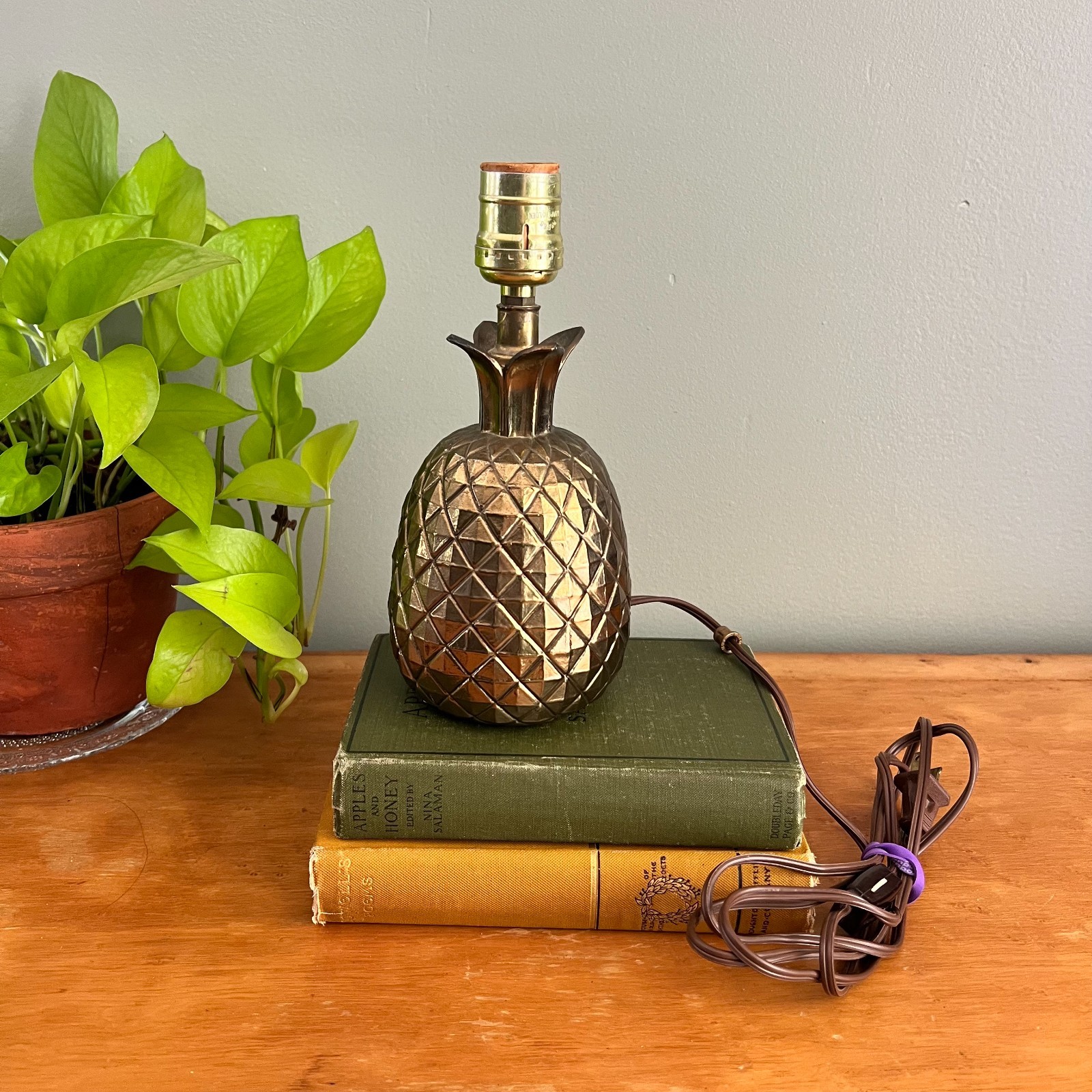 Vintage Heavy Brass Pineapple Table Lamp Hollywood Regency Gold Accent Light Vintage Heavy Brass Pineapple Table Lamp Hollywood Regency Gold Accent Light