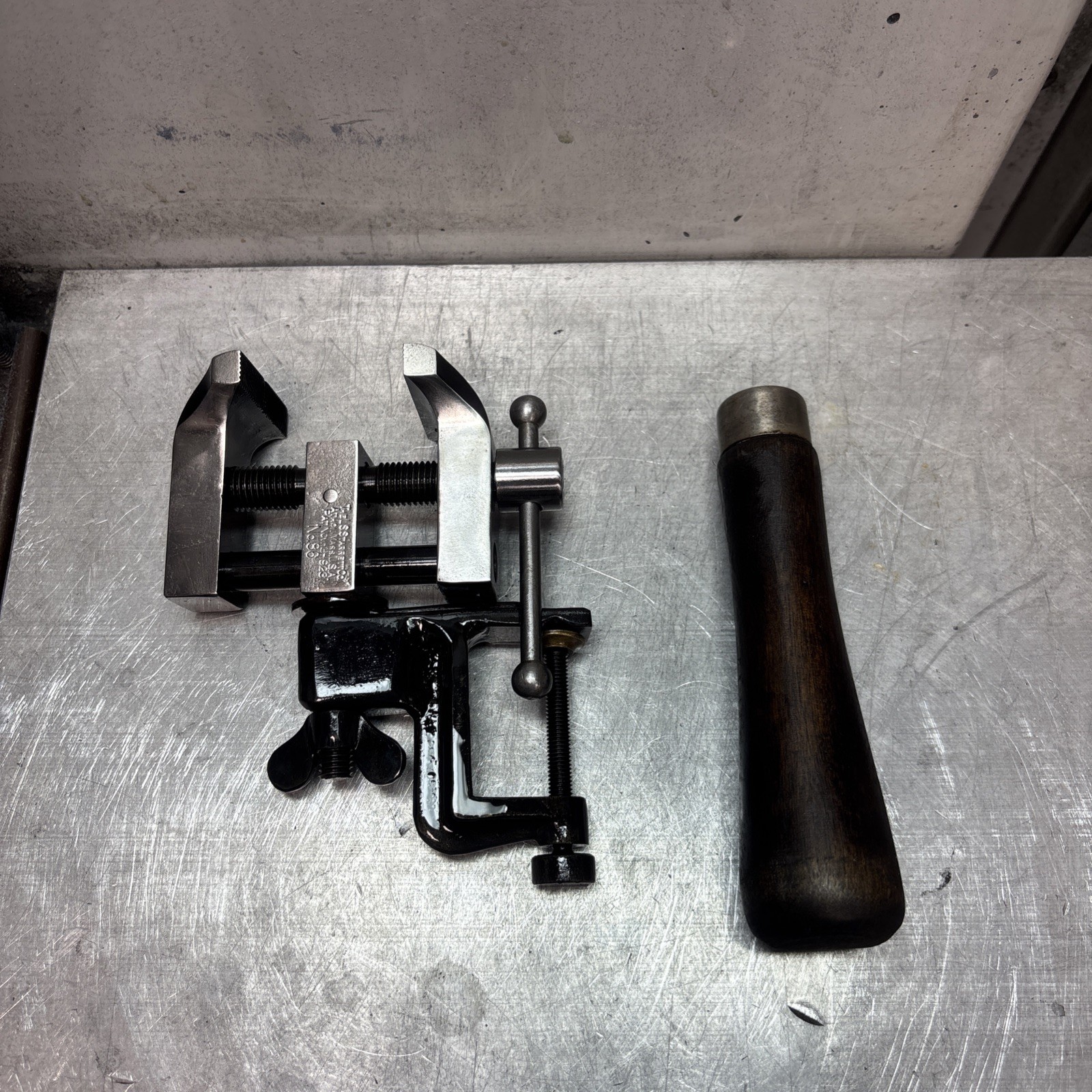 STARRETT no.86 Hand Vise W/Handle And Table Clamp Very Nice (LOOK) STARRETT no.86 Hand Vise W/Handle And Table Clamp Very Nice (LOOK)