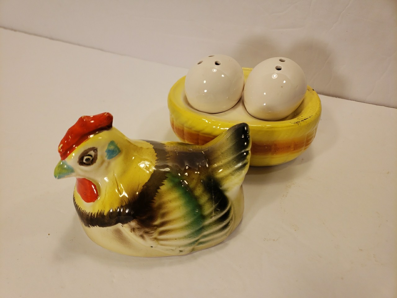 Repaired Vtg Mid Century Chicken Hen on Nest 2 Egg Shaped Salt Pepper Shakers