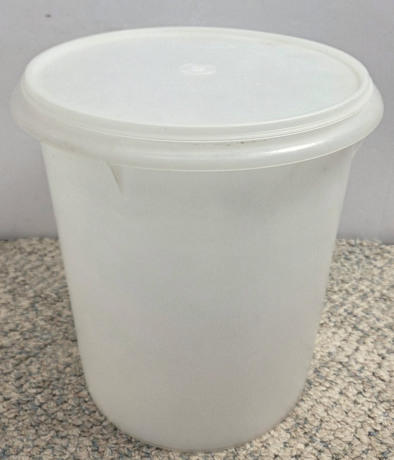 Tupperware 255-8 Large Round Storage Canister Sheer White Lid 10.5 Tupperware 255-8 Large Round Storage Canister Sheer White Lid 10.5