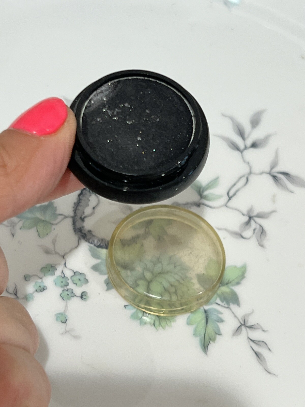 VINTAGE R.H. COSMETICS NY COLLECTIBLE EYE SHADOW BLACK NEW VINTAGE R.H. COSMETICS NY COLLECTIBLE EYE SHADOW BLACK NEW