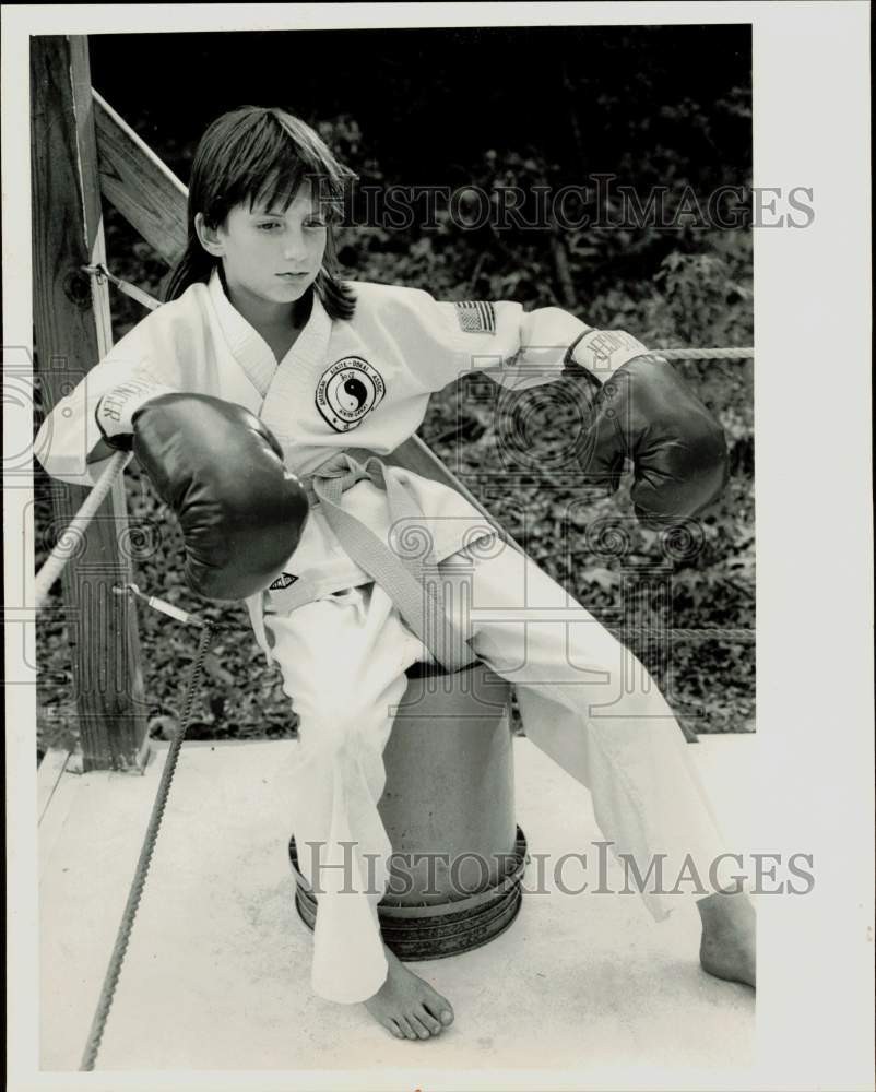 1989 Press Photo Angela Hodges Rests Before Karate Practice - lra58487 1989 Press Photo Angela Hodges Rests Before Karate Practice - lra58487