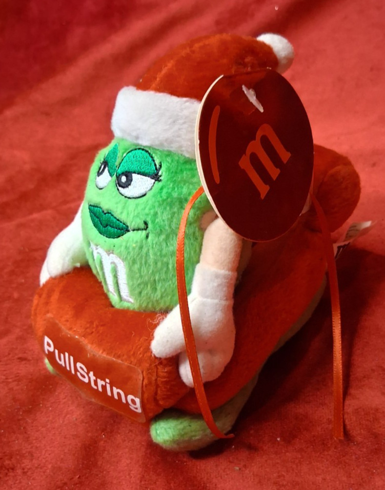 M&M\'s Green Character Santa Hat Pull String Sleigh Plush Mechanical Toy 2002 NWT