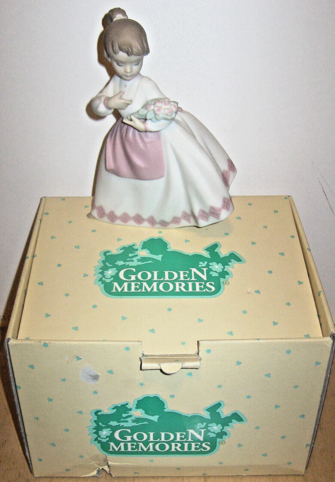 Lladro Golden Memories Collection Young Girl w Flowers Spain Daisa 1991 IN BOX Lladro Golden Memories Collection Young Girl w Flowers Spain Daisa 1991 IN BOX
