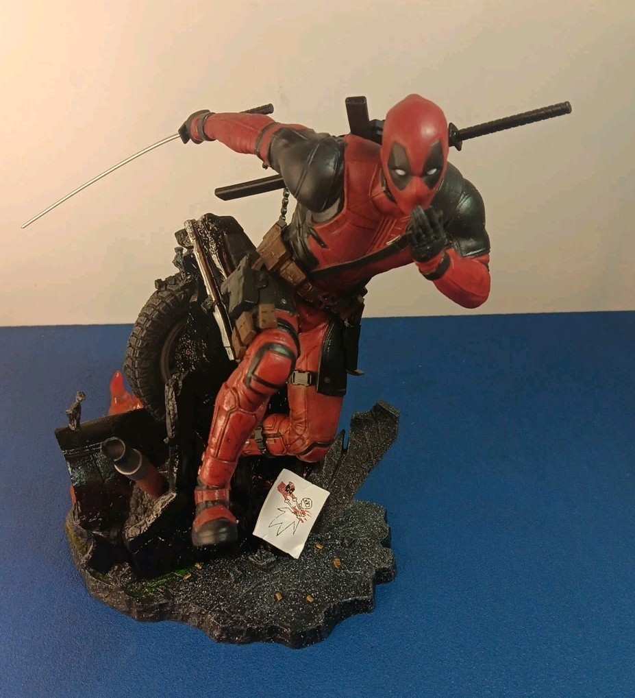 Marvel Diamond Gallery Deadpool PVC Diorama *Walmart Exclusive* MINT Condition 