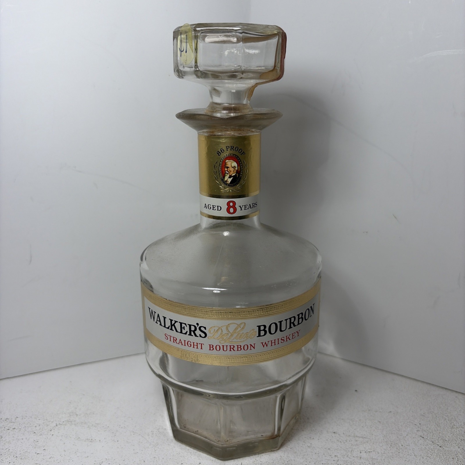 Vintage WALKER\'S Deluxe Bourbon Whiskey Aged 8 years glass Bottle Decanter Vintage WALKER\'S Deluxe Bourbon Whiskey Aged 8 years glass Bottle Decanter