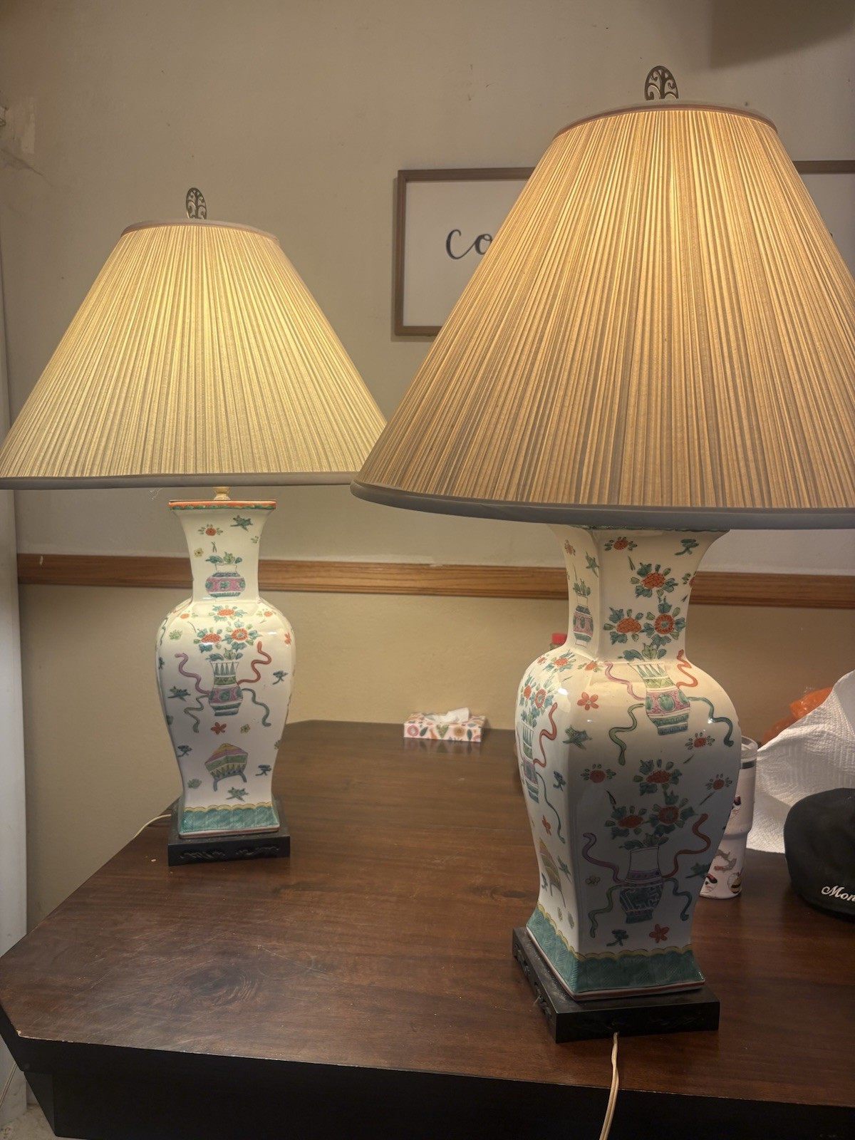 A Pair Vintage Antique Chinese Porcelain Lamps A Pair Vintage Antique Chinese Porcelain Lamps