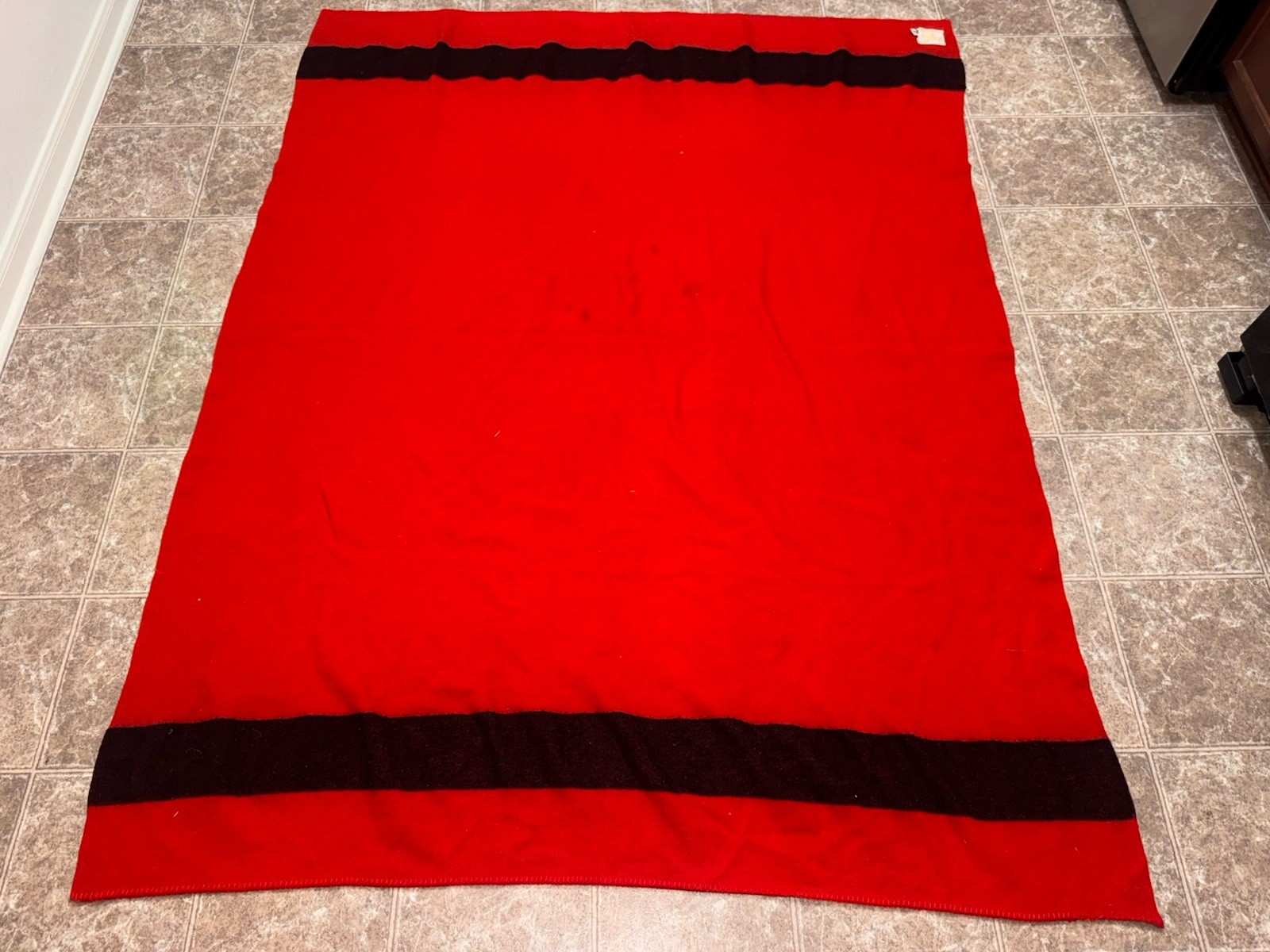VTG. EARLY\'S WHITNEY POINT RED BLACK ENGLISH WOOL BLANKET 84”x66” Preowned VTG. EARLY\'S WHITNEY POINT RED BLACK ENGLISH WOOL BLANKET 84”x66” Preowned