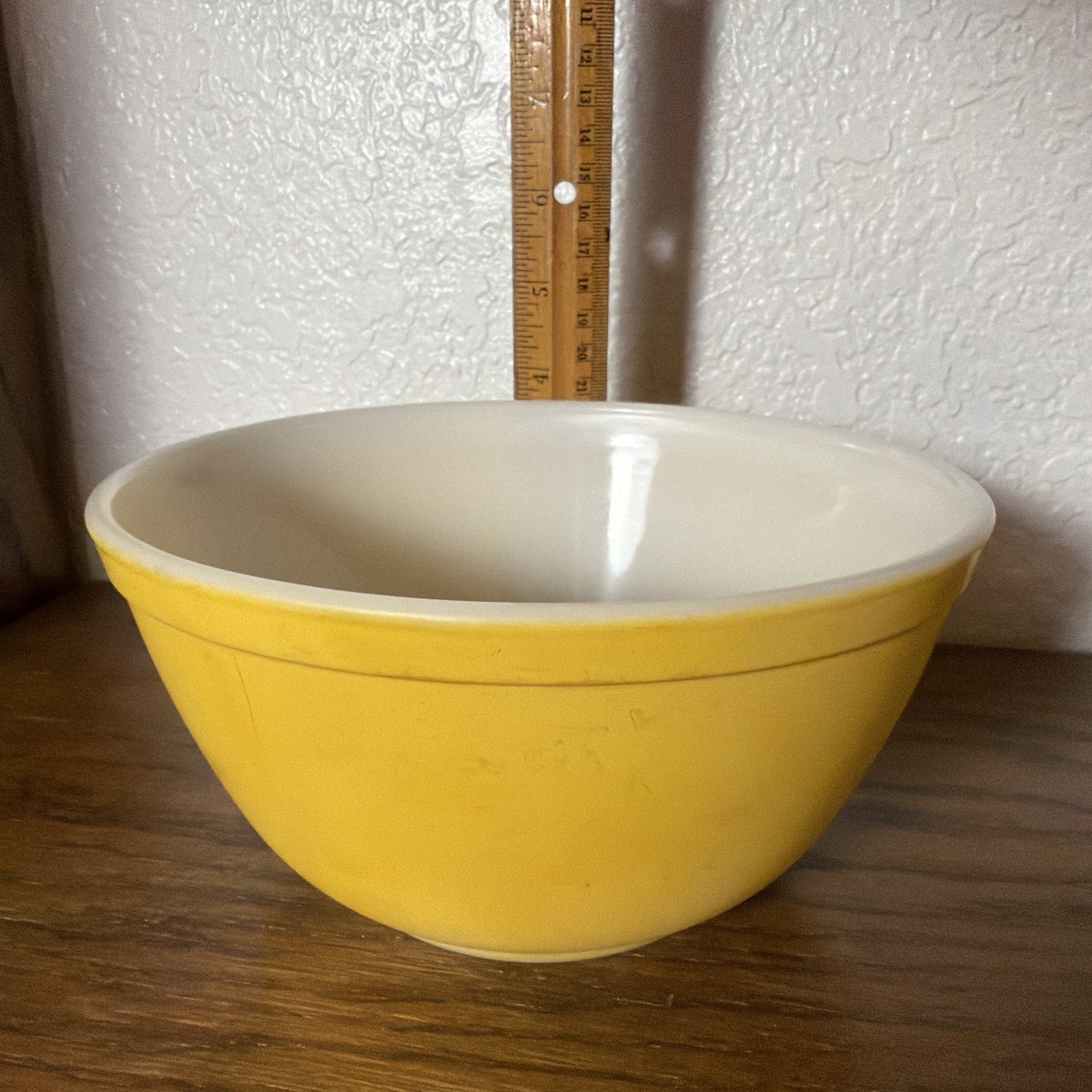 Vintage Pyrex Daisy Yellow #402 1 1/2 quart mixing bowl