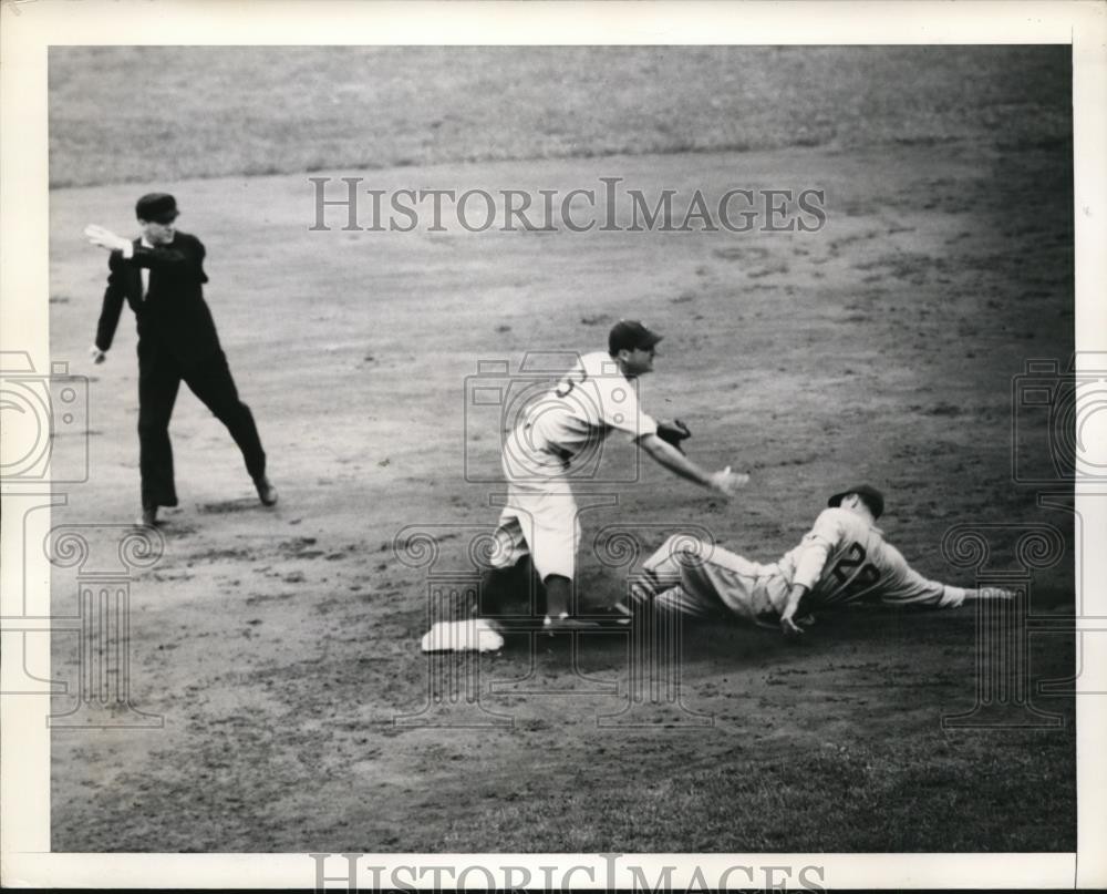 1941 Press Photo Pirates Dietz out at 2nd vs Dodgers Herman, Umpire Goetz