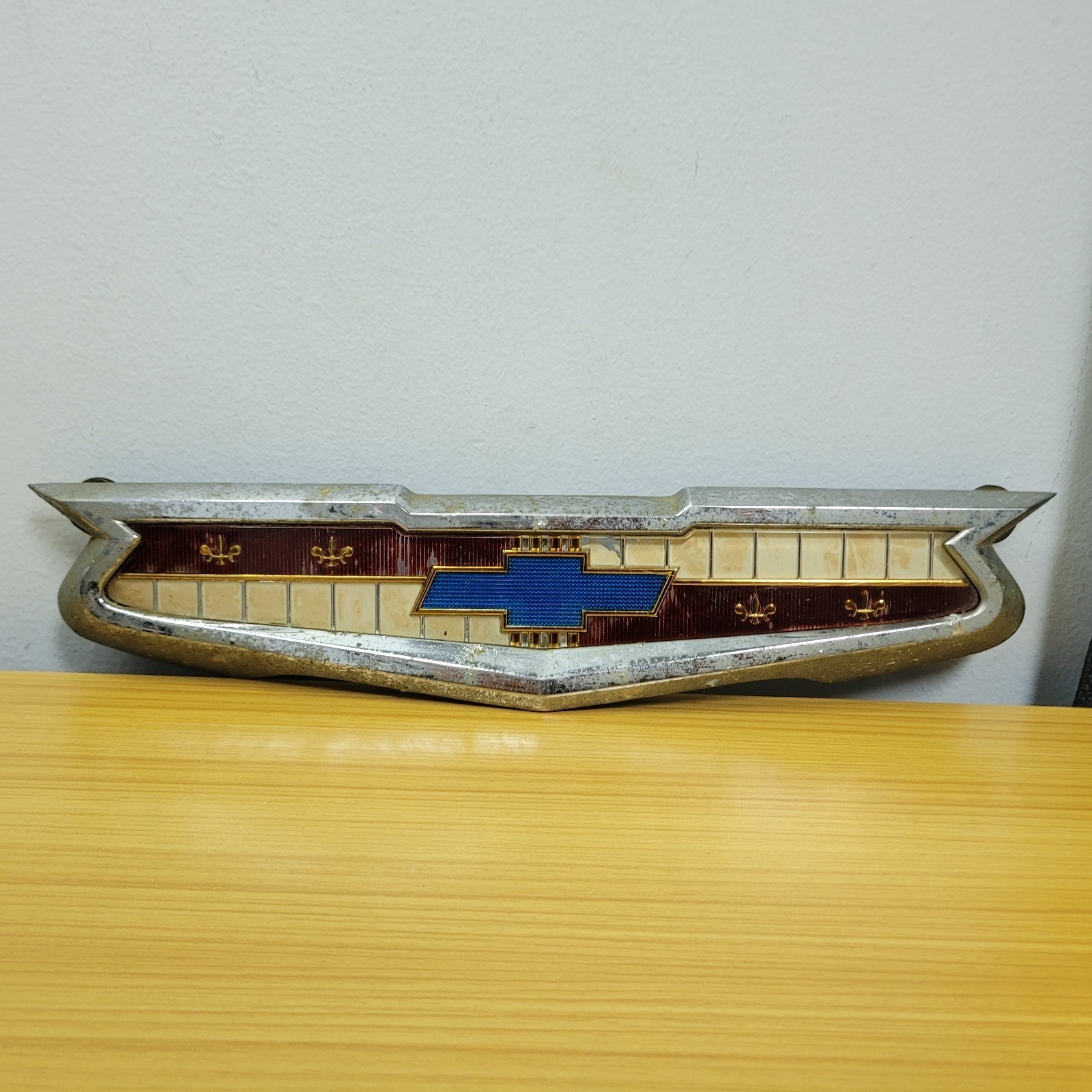 1956-1958 CHEVROLET TRUNK LID EMBLEM 3722450 1956-1958 CHEVROLET TRUNK LID EMBLEM 3722450